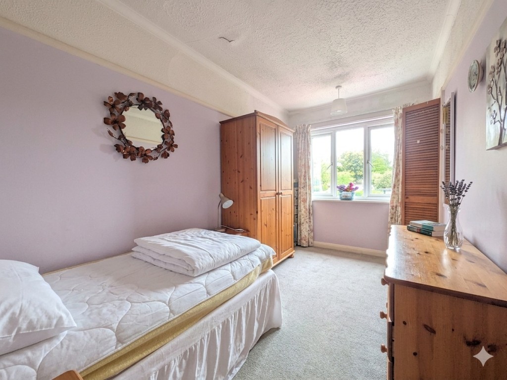 Lot: 117 - FLAT FOR IMPROVEMENT - Bedroom